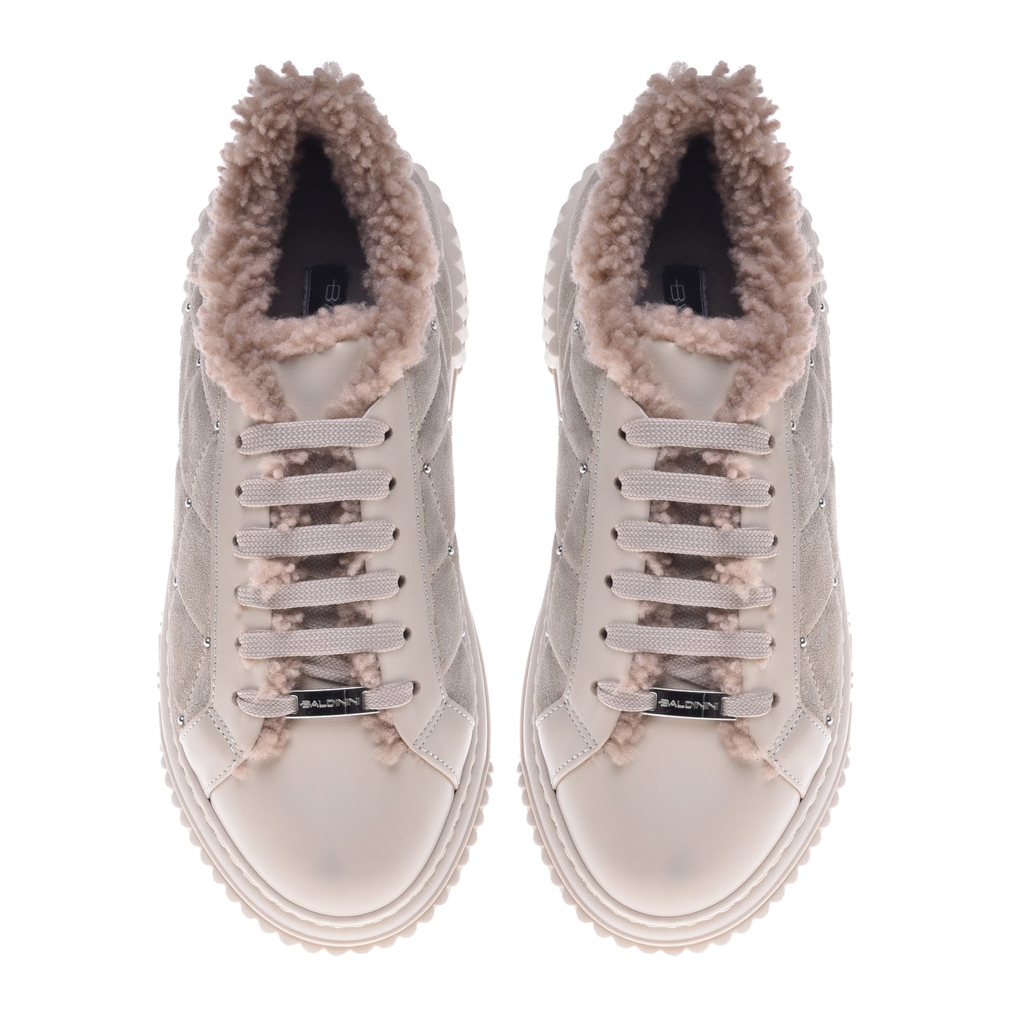 Baskets en cuir et daim vanille matelassé et clouté
