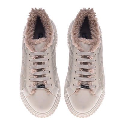 Baskets en cuir et daim vanille matelassé et clouté