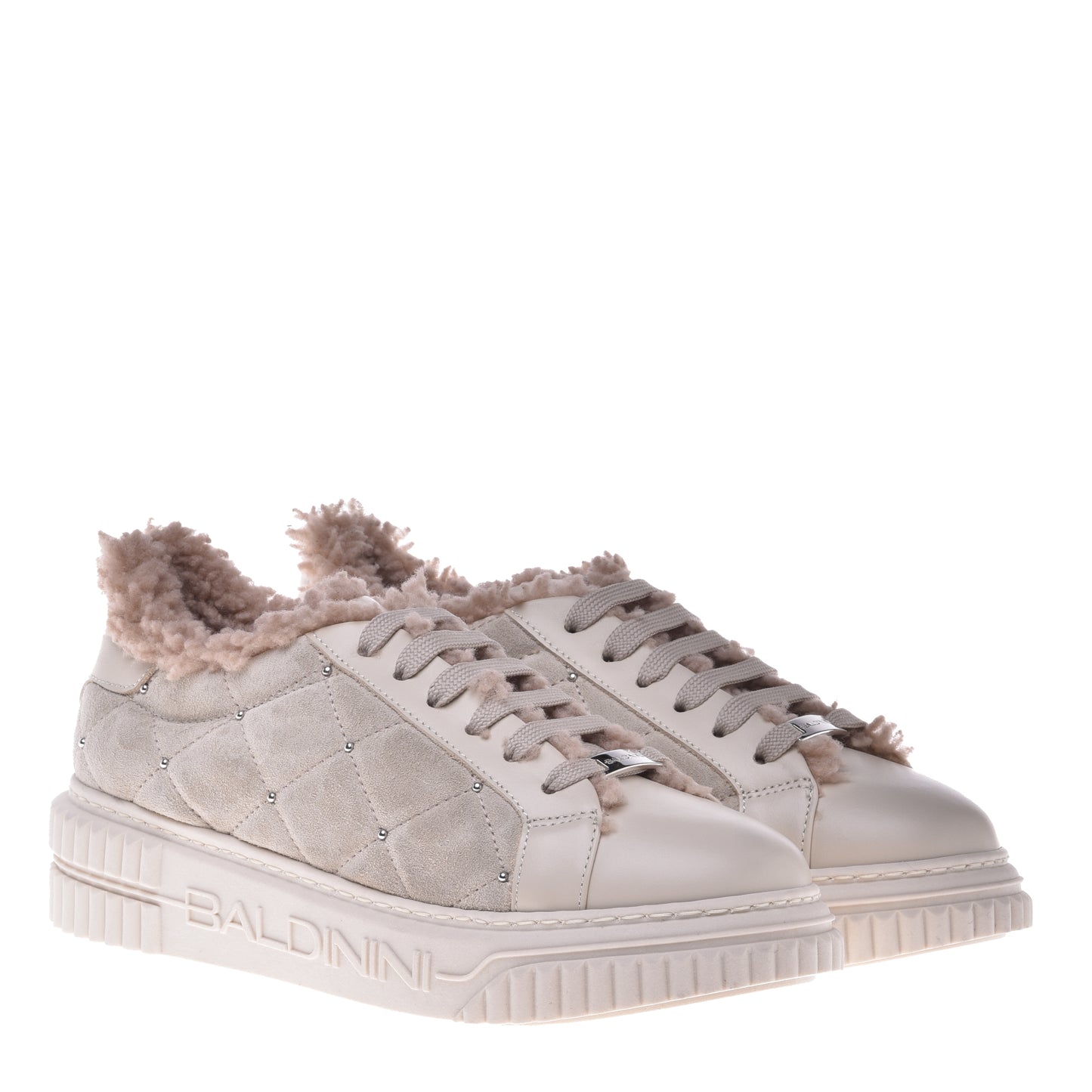 Baskets en cuir et daim vanille matelassé et clouté