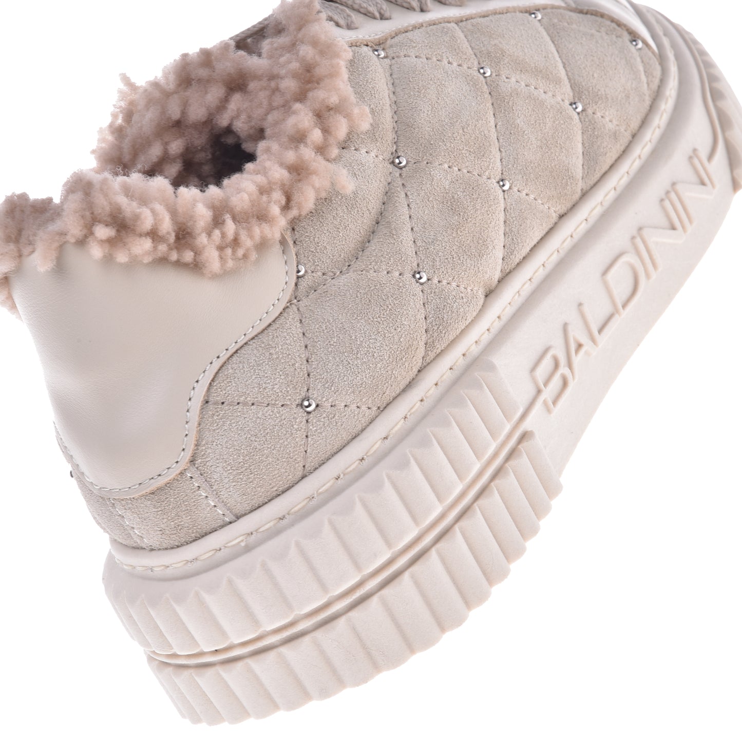 Baskets en cuir et daim vanille matelassé et clouté