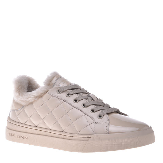 Baskets vernies en cuir matelassé vanille