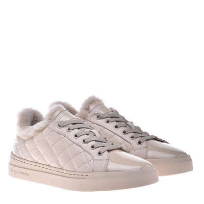 Baskets vernies en cuir matelassé vanille