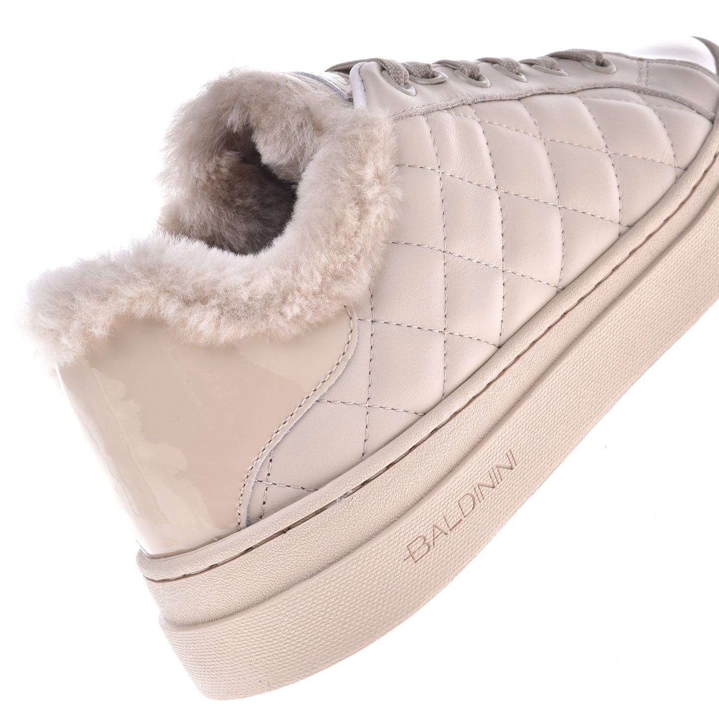 Baskets vernies en cuir matelassé vanille