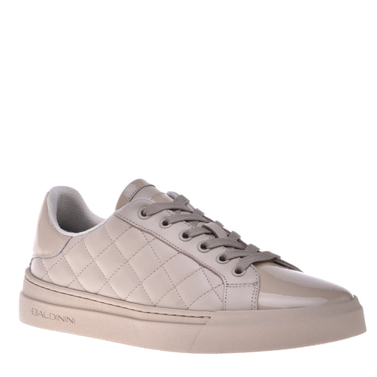Baskets vernies en cuir matelassé vanille
