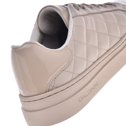 Baskets vernies en cuir matelassé vanille