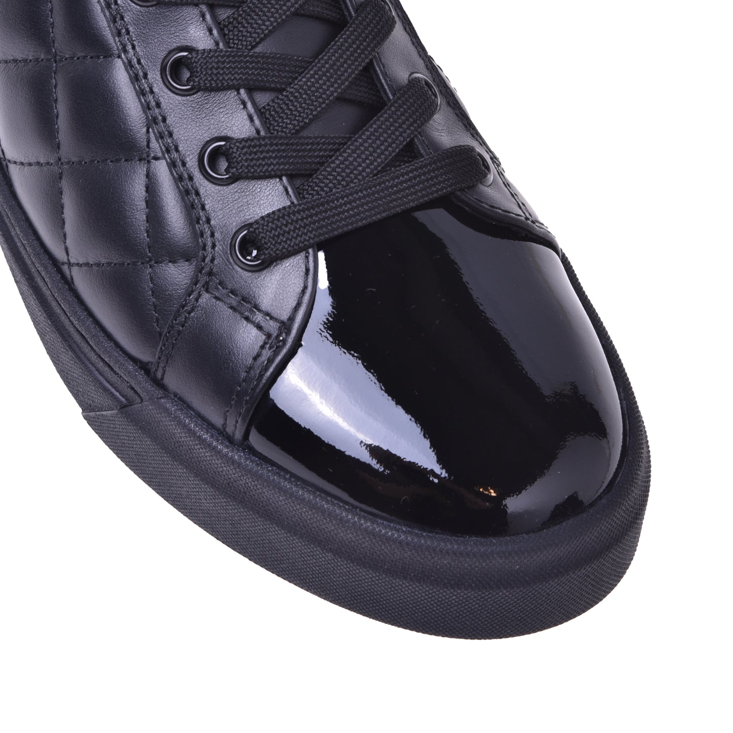 Baskets vernies en cuir matelassé noir