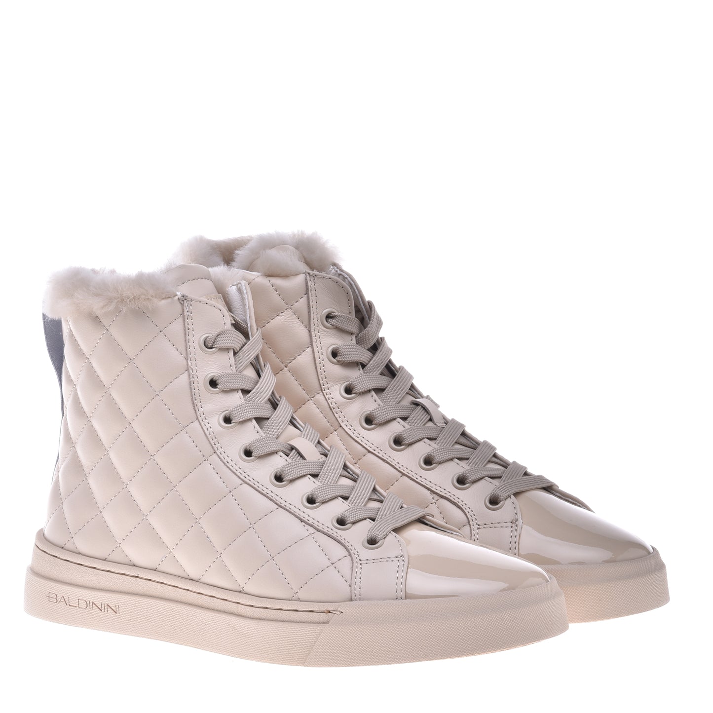 Baskets vernies en cuir matelassé vanille