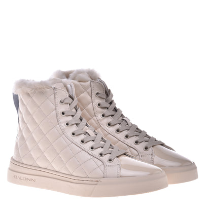 Baskets vernies en cuir matelassé vanille
