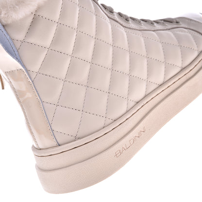 Baskets vernies en cuir matelassé vanille