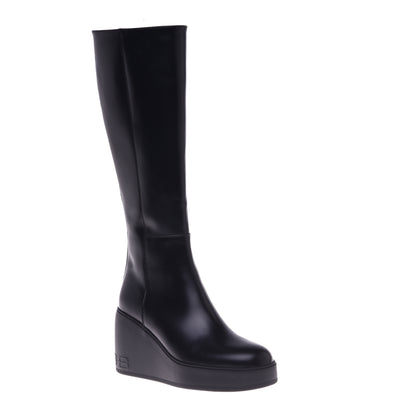 Boots in black leather