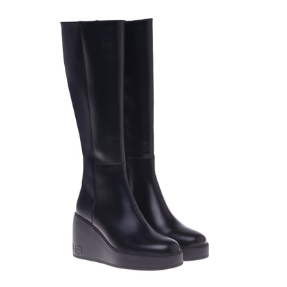 Boots in black leather