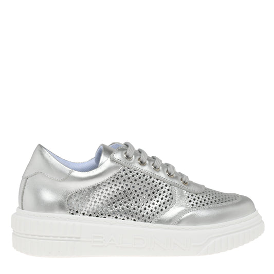 Sneaker en cuir nappa laminé argent perforé