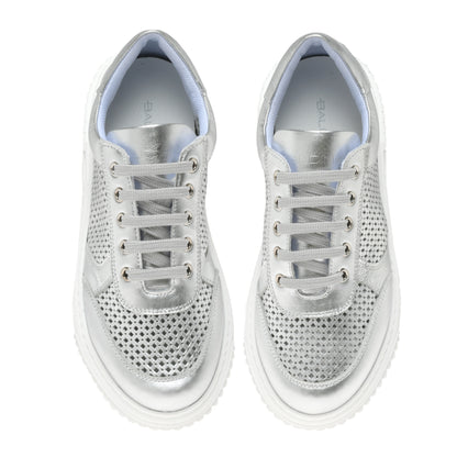 Sneaker en cuir nappa laminé argent perforé