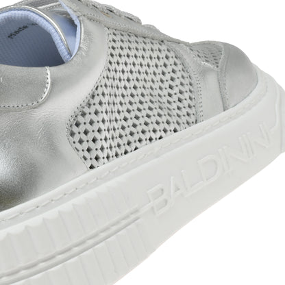 Sneaker en cuir nappa laminé argent perforé
