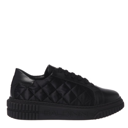Sneaker en cuir noir et satin matelassé