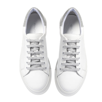 Sneaker en cuir blanc et paillettes argentées