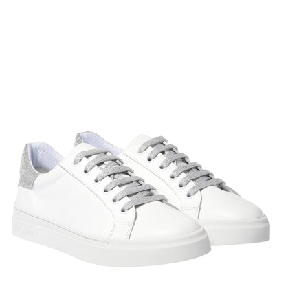 Sneaker en cuir blanc et paillettes argentées