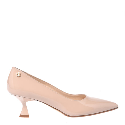 Nude patent leather pumps