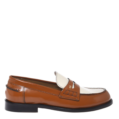Mocassin en cuir verni marron brûlé et crème
