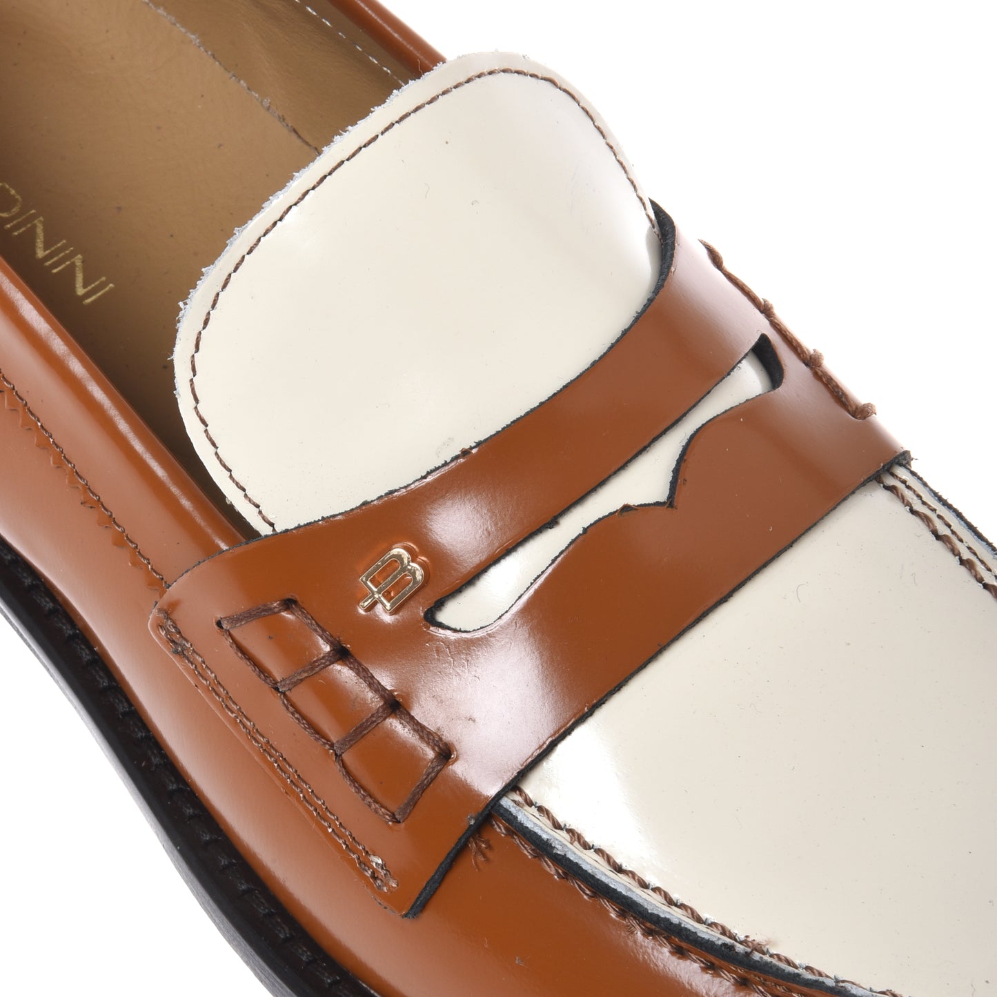 Mocassin en cuir verni marron brûlé et crème
