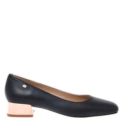 Black leather and nude patent leather pump
