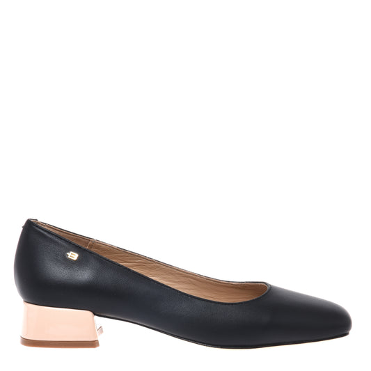 Black leather and nude patent leather pump