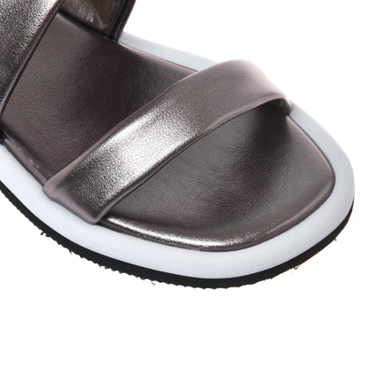 Sandale en cuir gris laminé