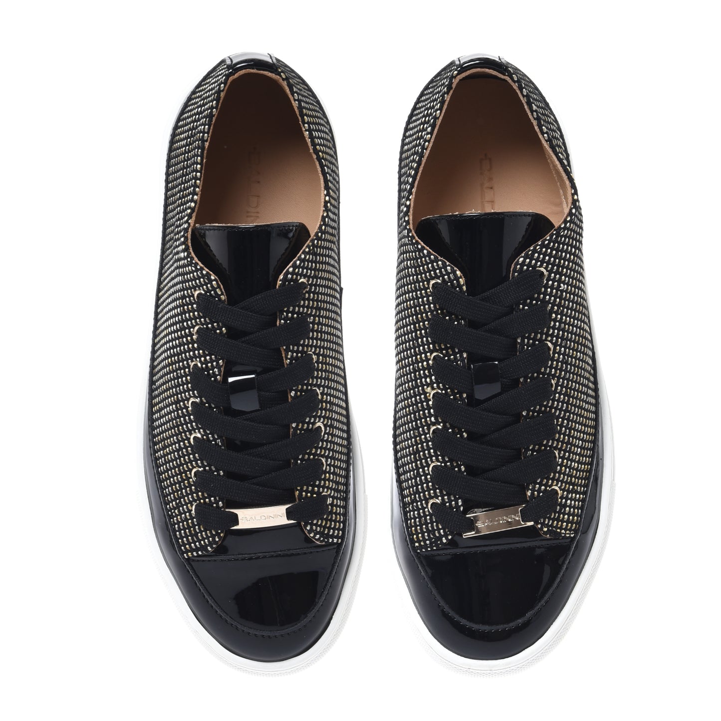 Sneaker à clous en cuir verni et raphia noir