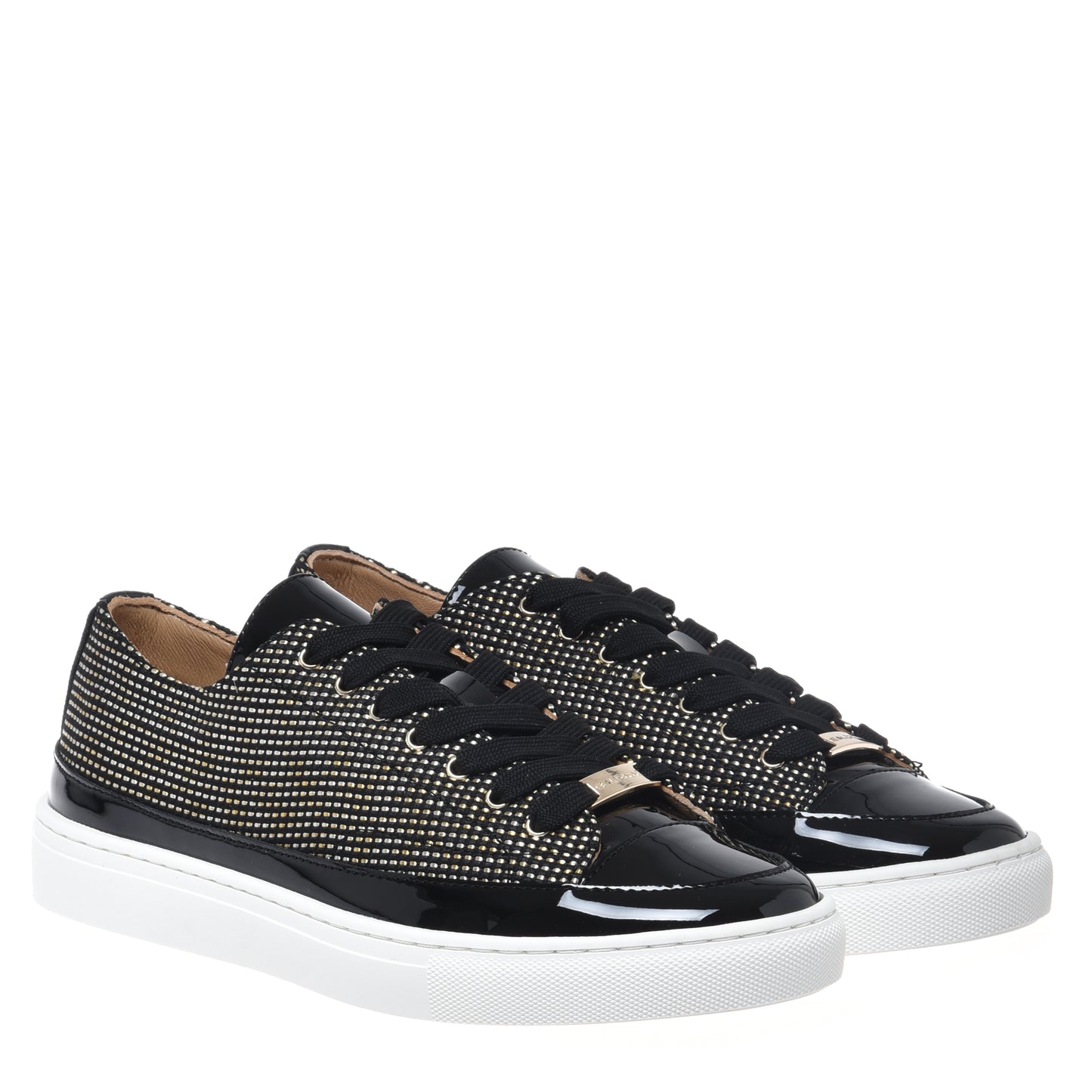 Sneaker à clous en cuir verni et raphia noir