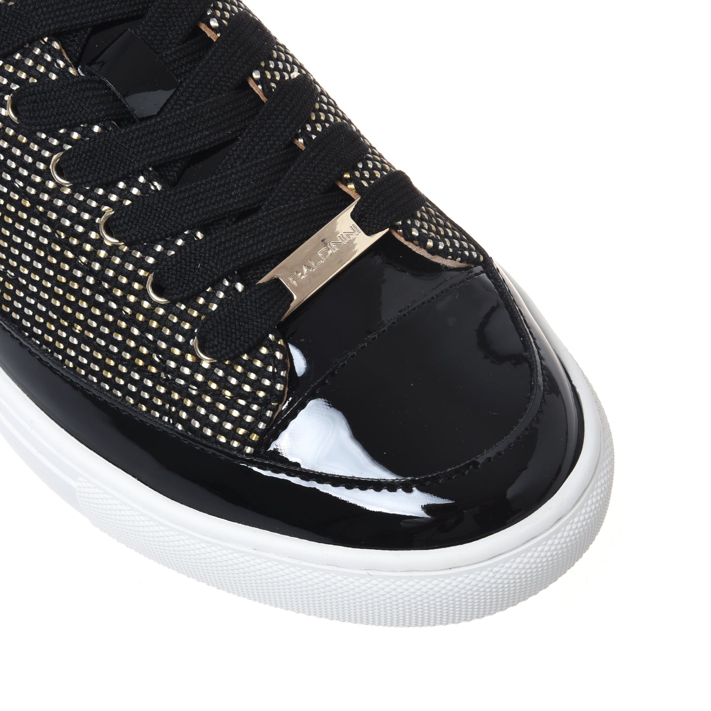 Sneaker à clous en cuir verni et raphia noir