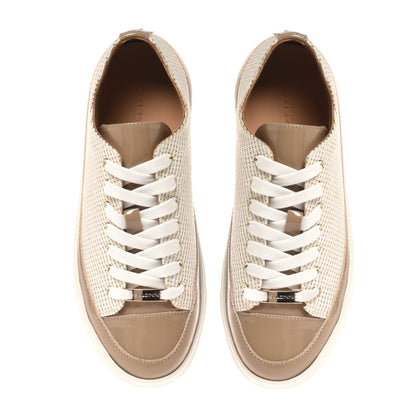 Sneaker à clous en cuir verni et raphia blanc