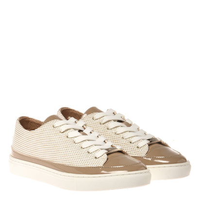Sneaker à clous en cuir verni et raphia blanc