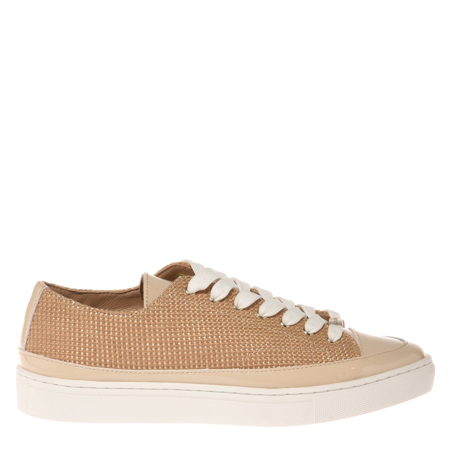 Sneaker à clous en cuir verni et raphia beige