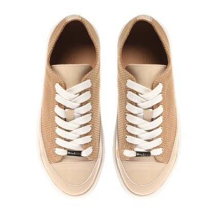 Sneaker à clous en cuir verni et raphia beige