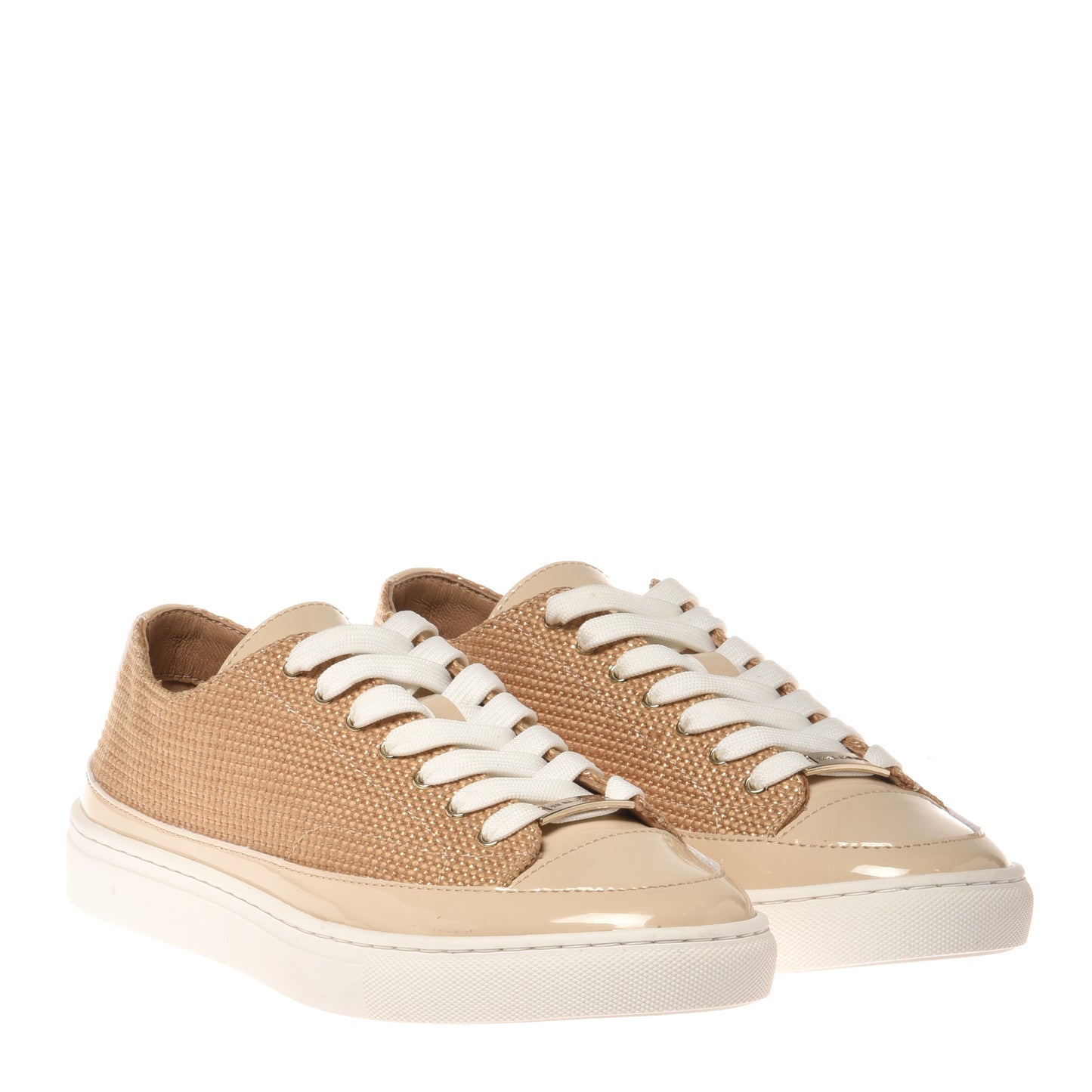 Sneaker à clous en cuir verni et raphia beige