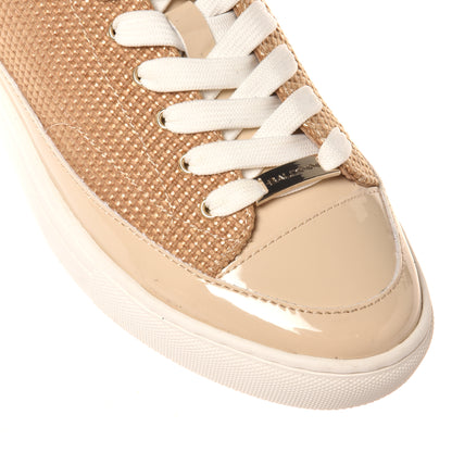 Sneaker à clous en cuir verni et raphia beige