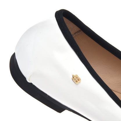 Ballerine en cuir verni noir et blanc