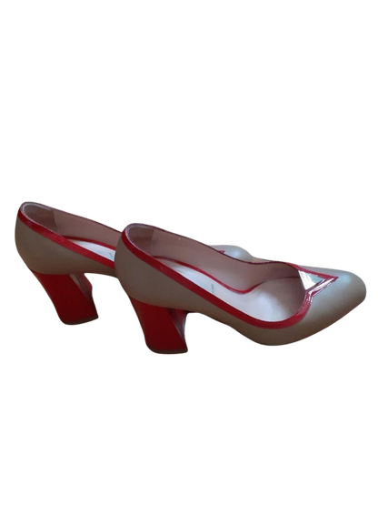 Scarpa rossa con tacco alto