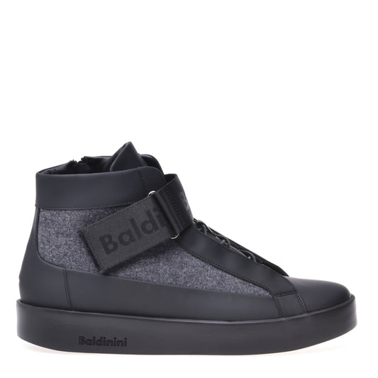 Sneakers montantes en cuir noir et feutre
