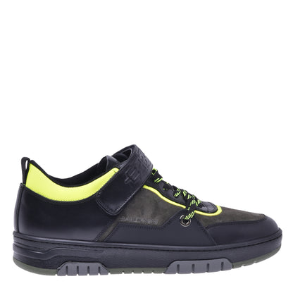 Baskets basses en cuir noir et croûte de cuir vert kaki