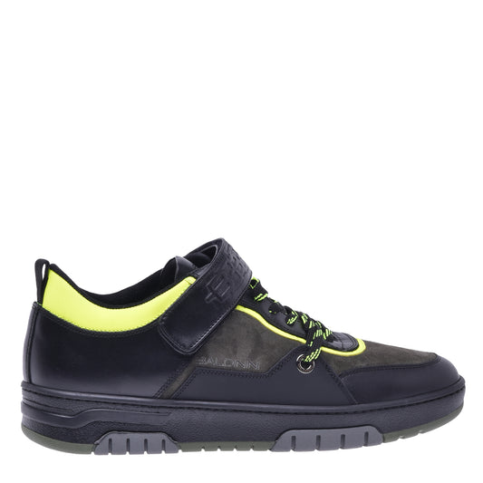 Baskets basses en cuir noir et croûte de cuir vert kaki