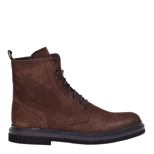 Ankle boots in tan suede