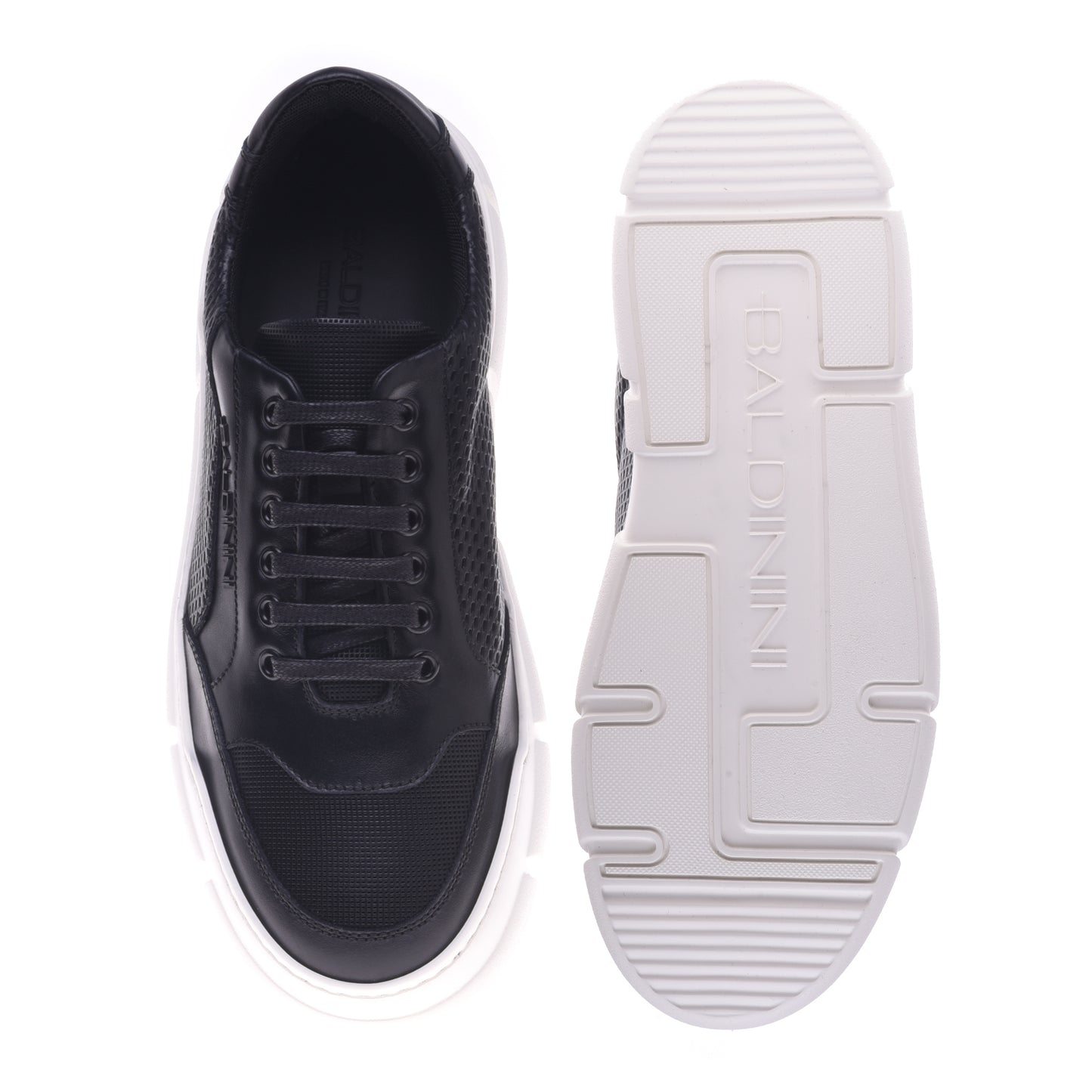 Sneakers noires en cuir de veau perforé