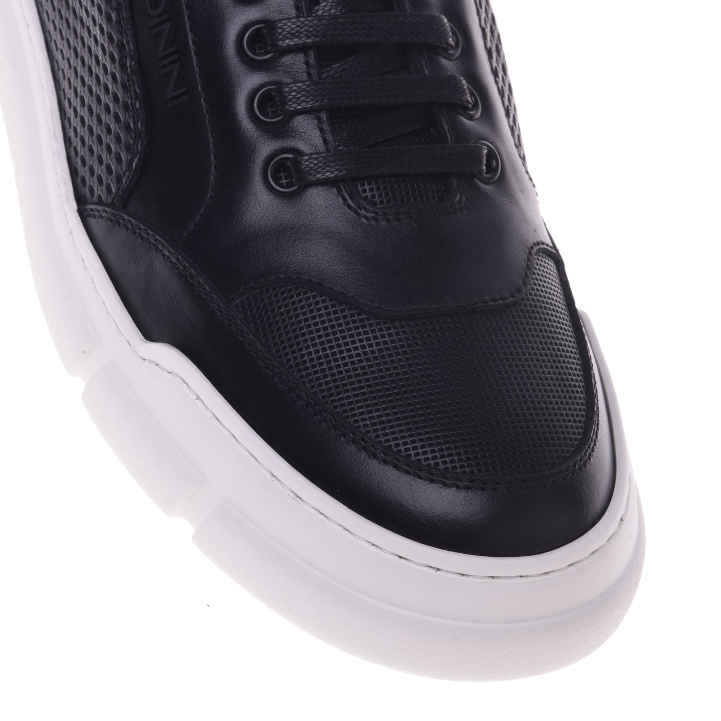 Sneakers noires en cuir de veau perforé