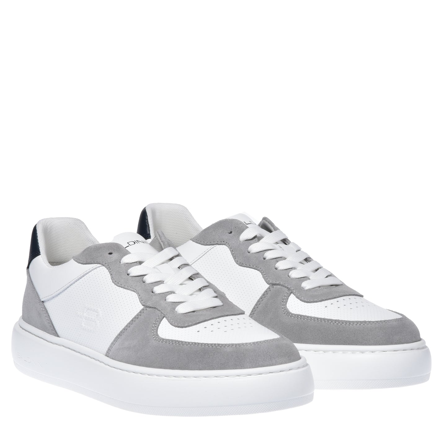 Sneakers grises en daim