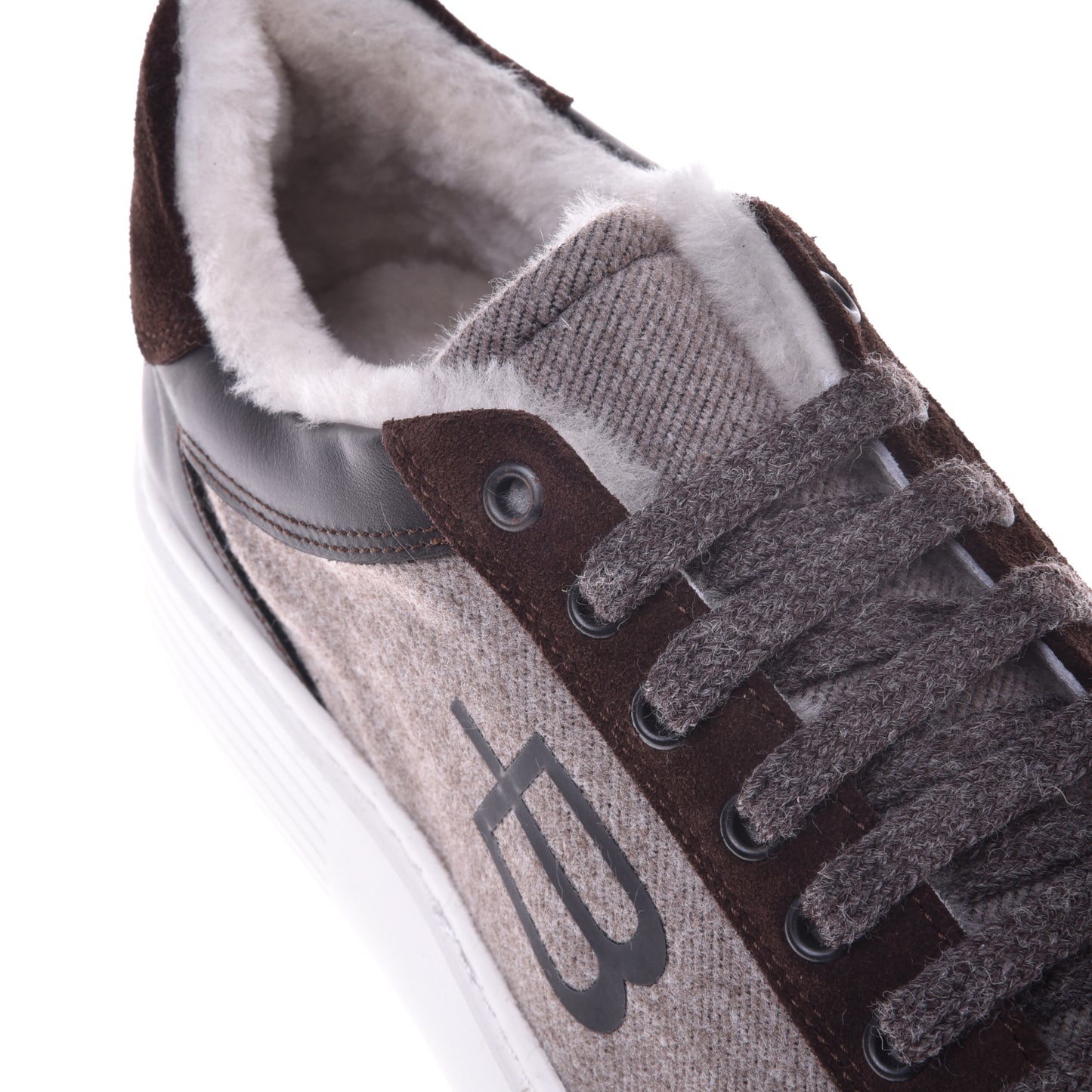 Baskets beige et marron foncé en tissu et cuir