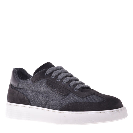 Baskets gris foncé en daim et tissu