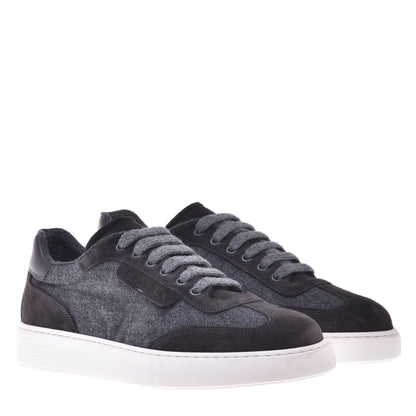 Baskets gris foncé en daim et tissu