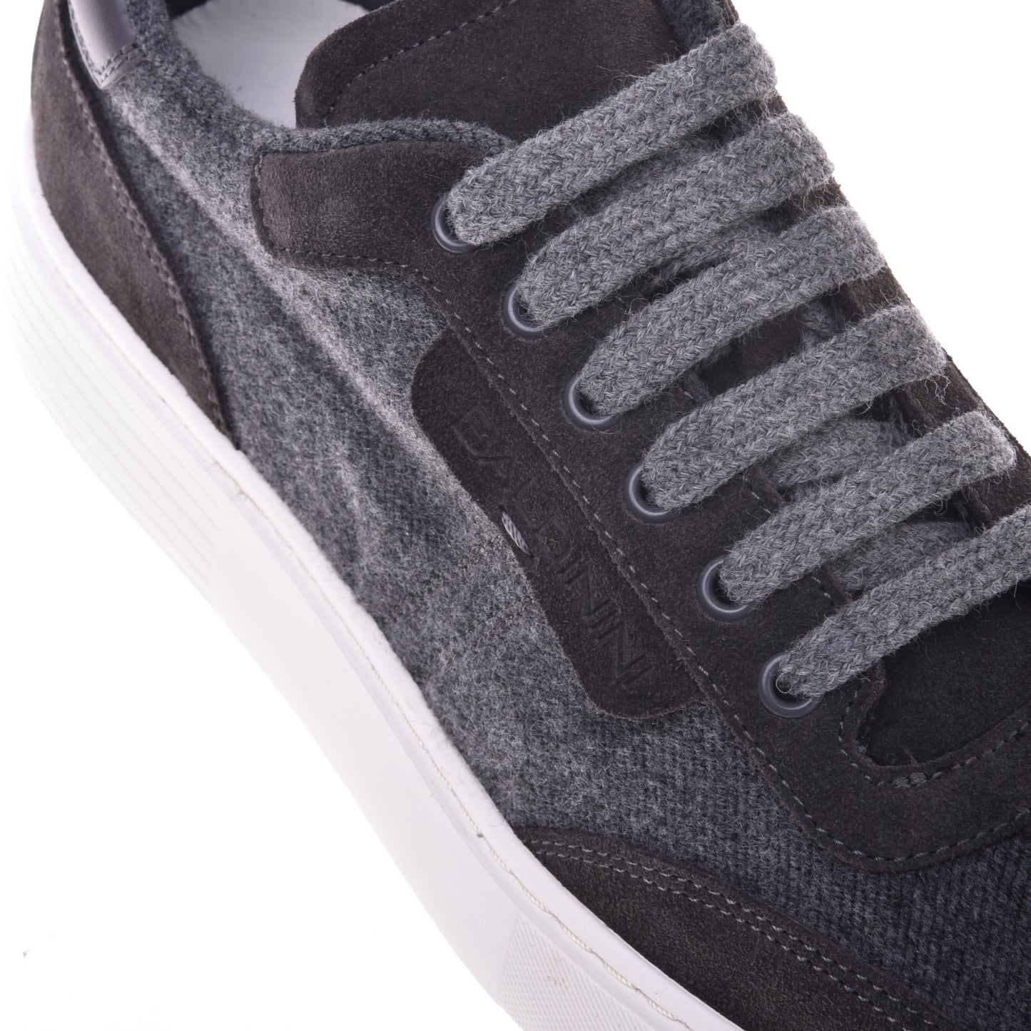 Baskets gris foncé en daim et tissu