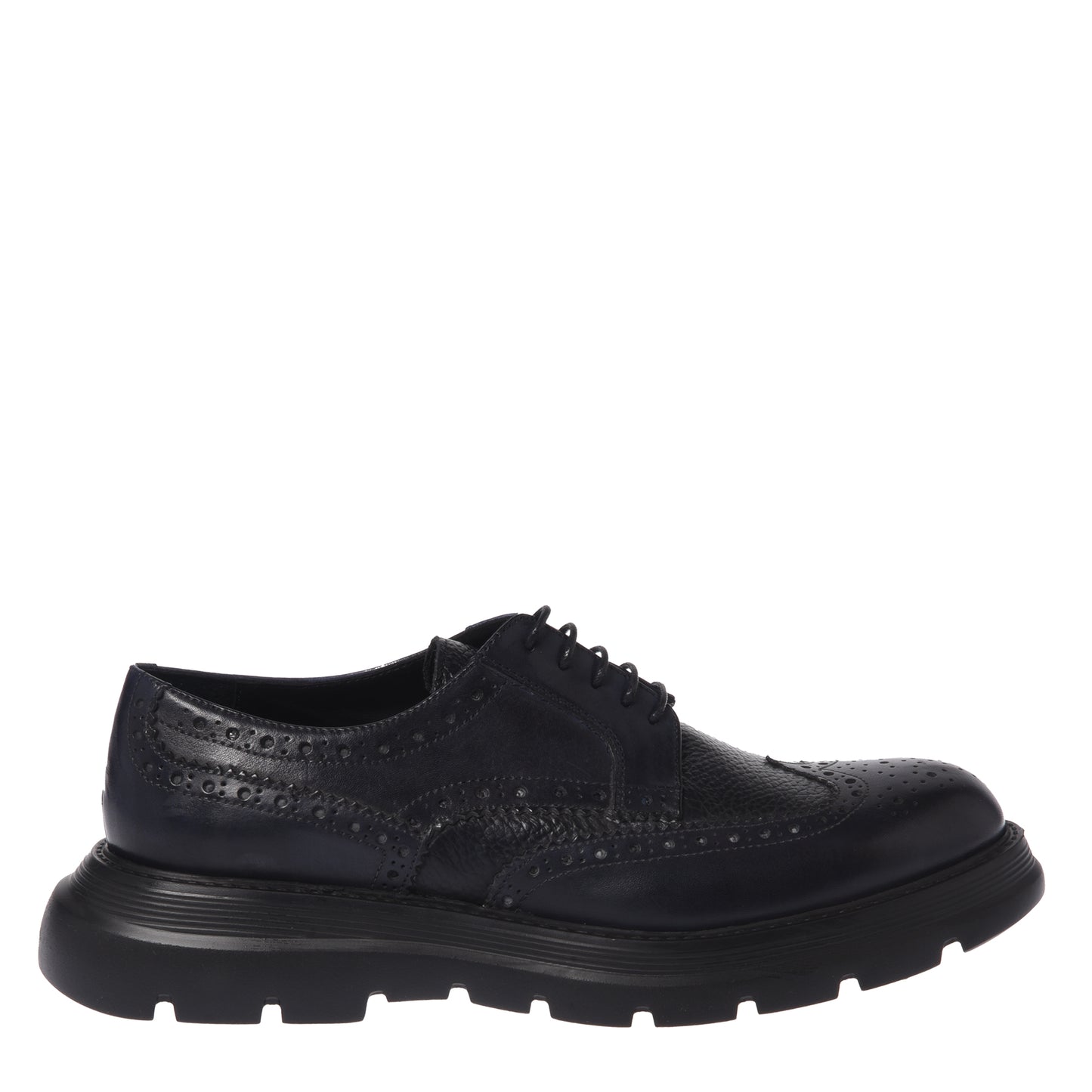 Black lace-up shoes in washed and tumbled leather